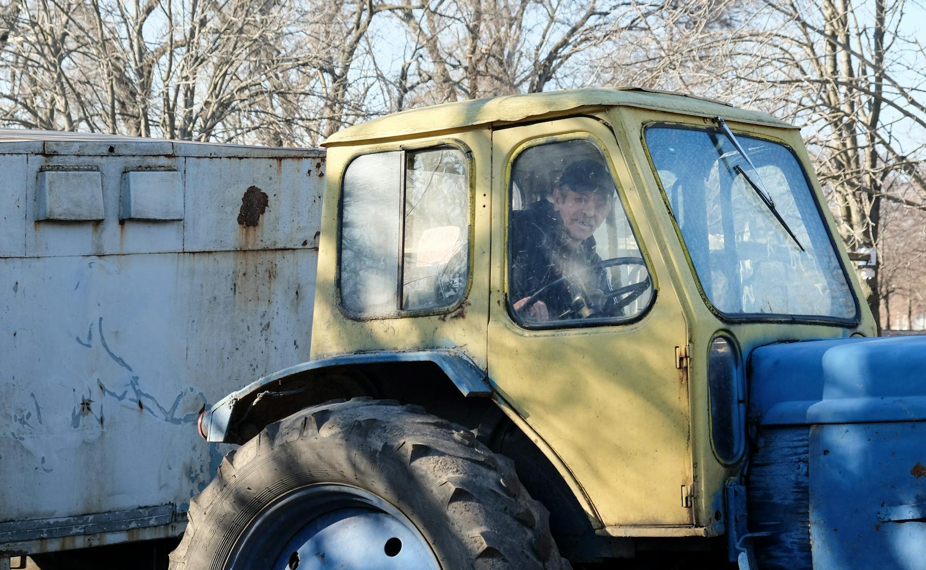 Ciągnik Ursus odpalany zimą na ośnieżonym podwórzu Ciągnik Ursus odpalany zimą na ośnieżonym podwórzu