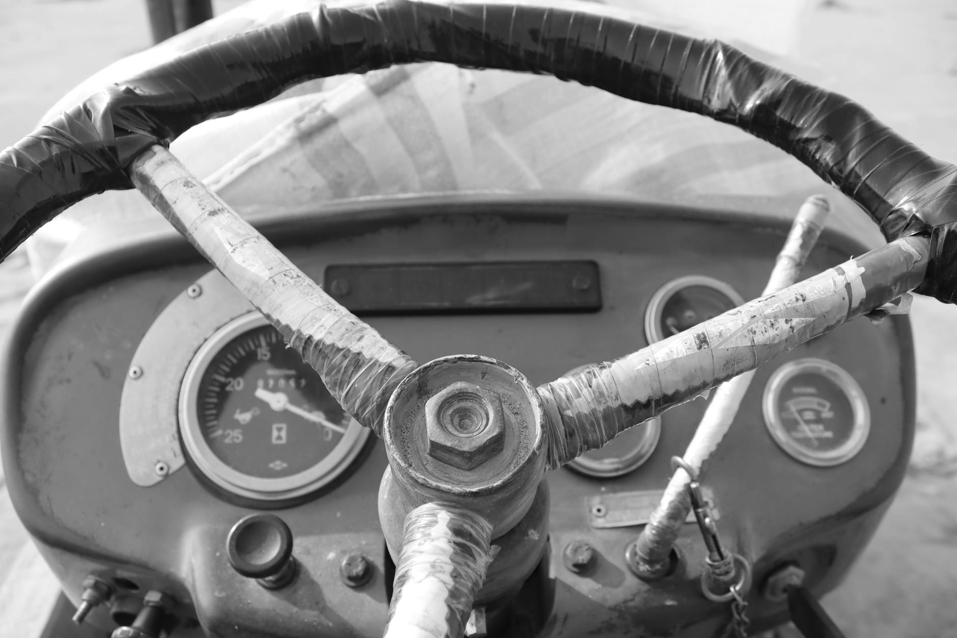 Czarno-białe zbliżenie kierownicy i deski rozdzielczej ciągnika Ursus