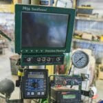 Zbliżenie na terminal SeedSense w warsztacie rolniczym