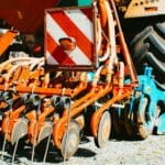 Zbliżenie na ciągnik z sekcją pielącą do ekologicznej uprawy