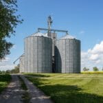 Budowa silosów zbożowych bez pozwolenia: wymiary, odległości od granic i formalności Budowa silosów zbożowych bez pozwolenia: wymiary, odległości od granic i formalności